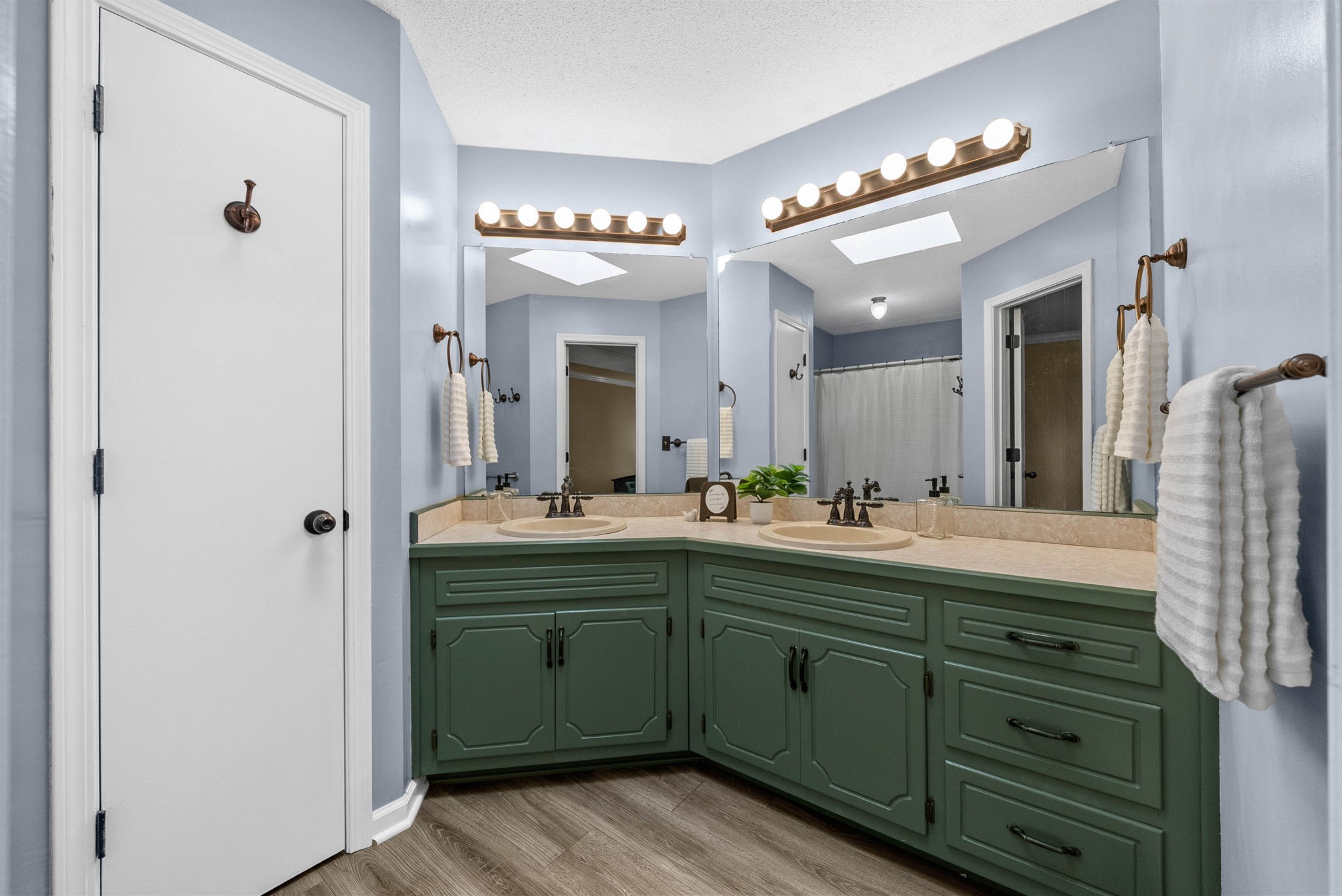 Clarksville, Tennessee 37042, United States, 3 Bedrooms Bedrooms, ,3 BathroomsBathrooms,Residential,Active,236312