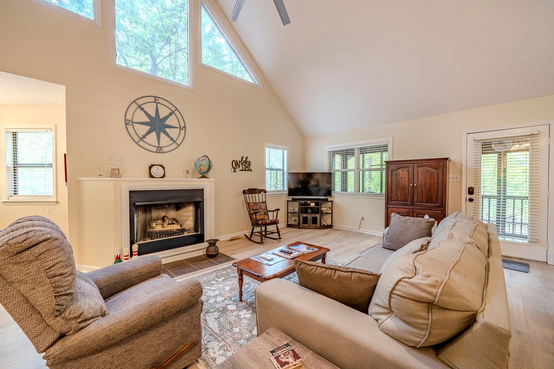 325 MURRAY LN
