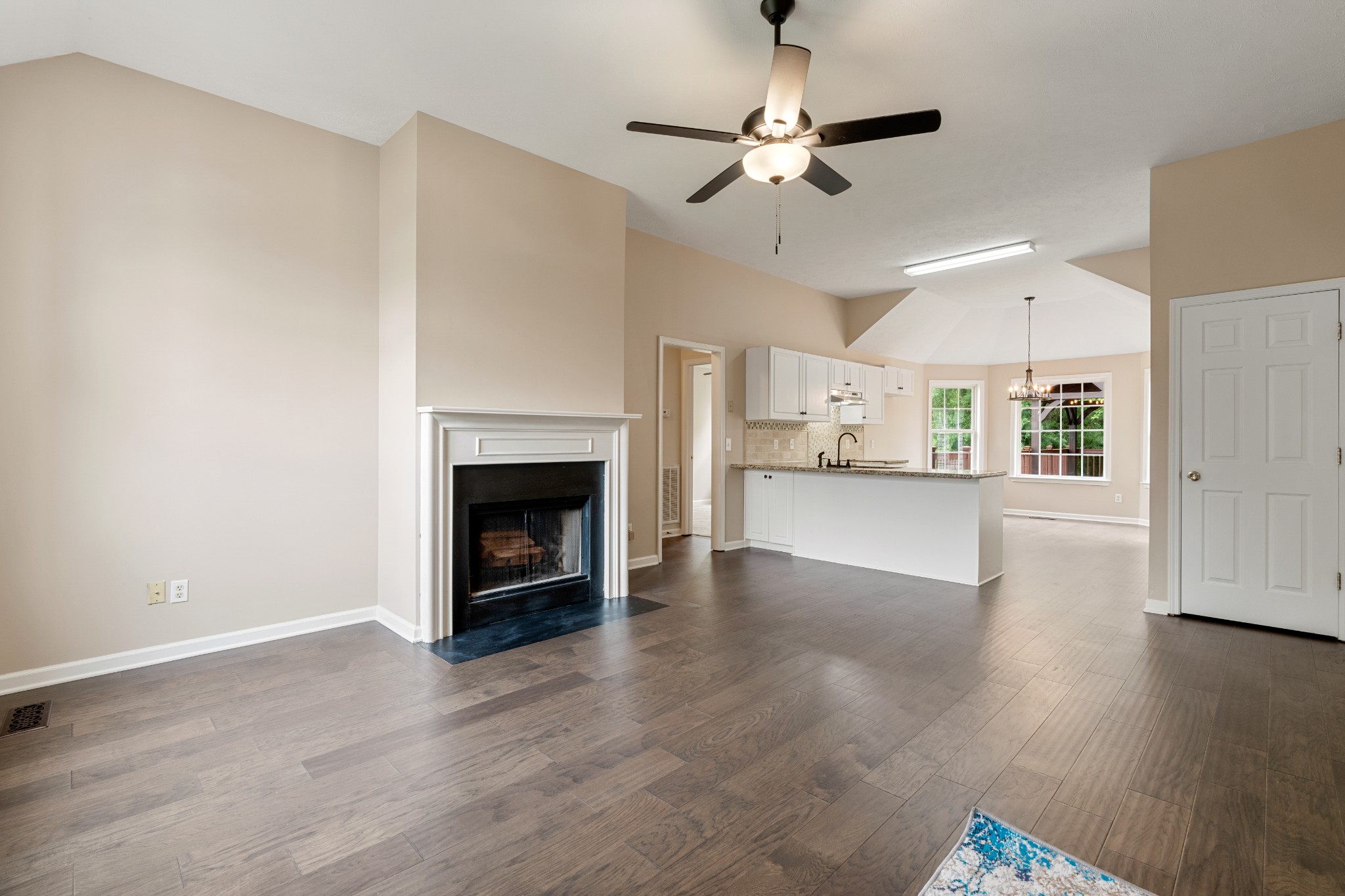 2107 Debbie Ln