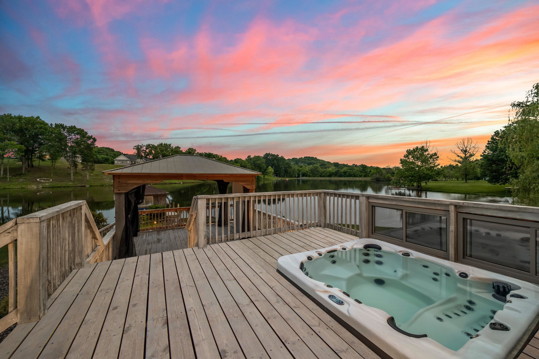 321 Lakeway Ter