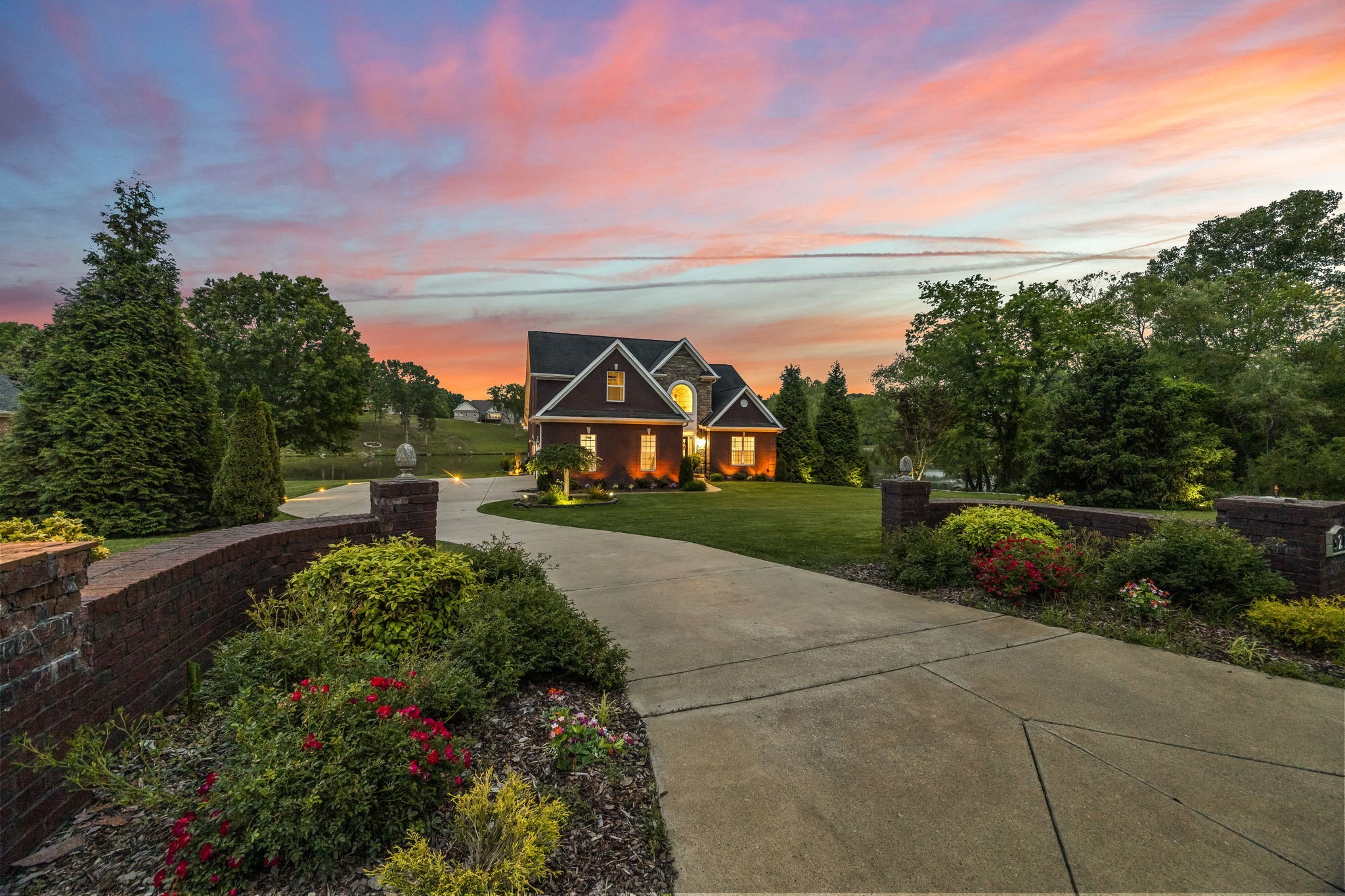 321 Lakeway Ter
