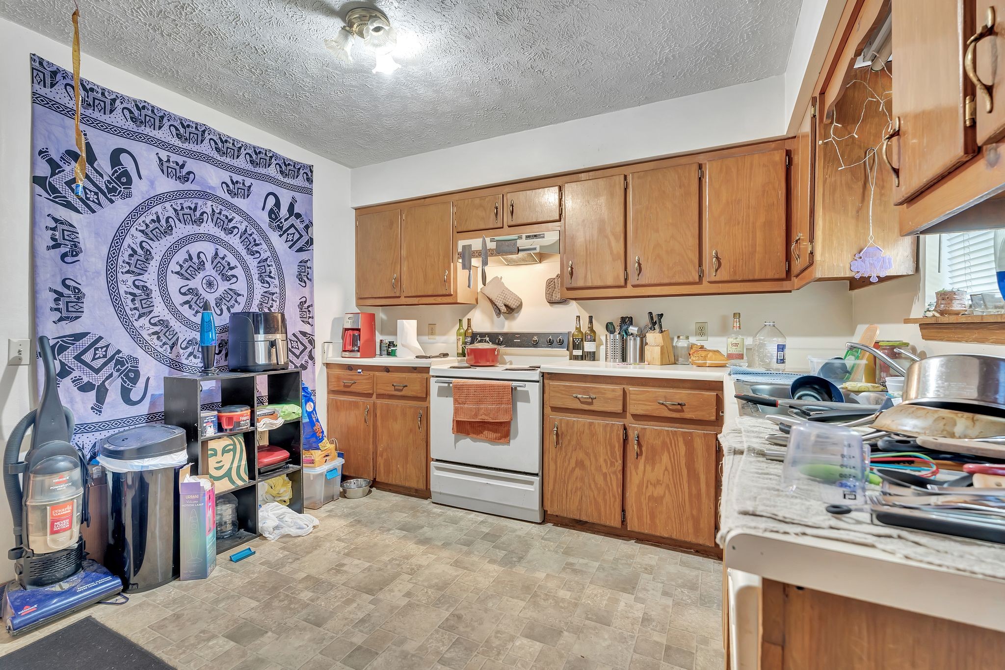 492 W 9th St