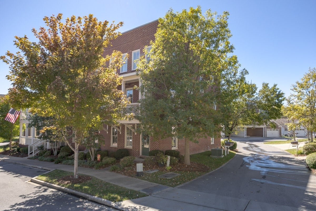 419 Henry Russell St