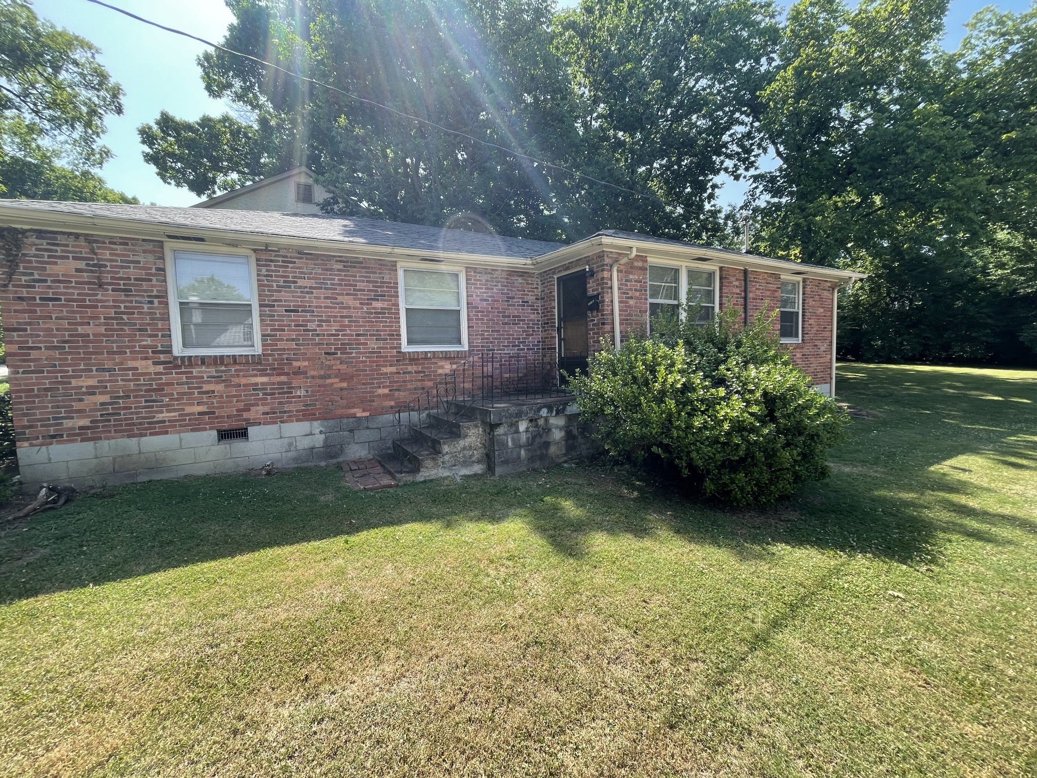 2.0-bed rental at 1915 Sweetbriar Ave