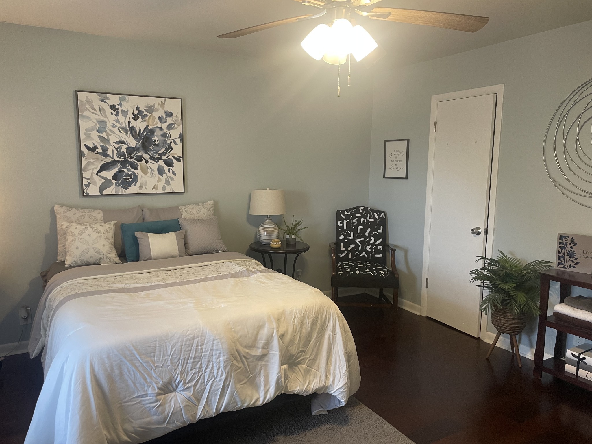 555 N DuPont Ave D94