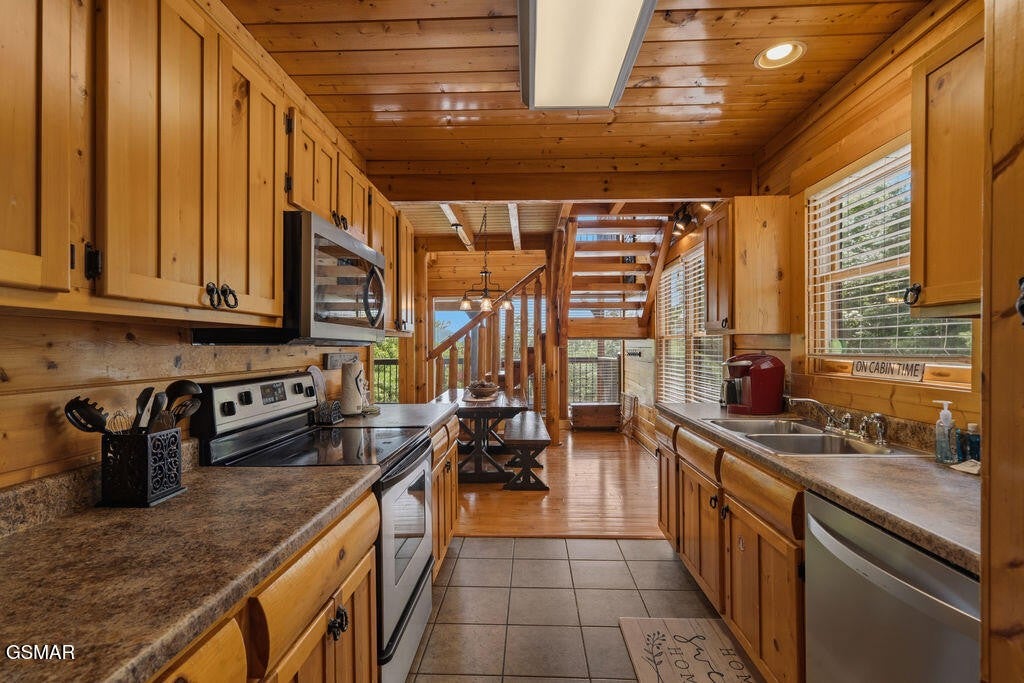 1435 Zachary Thomas Lane