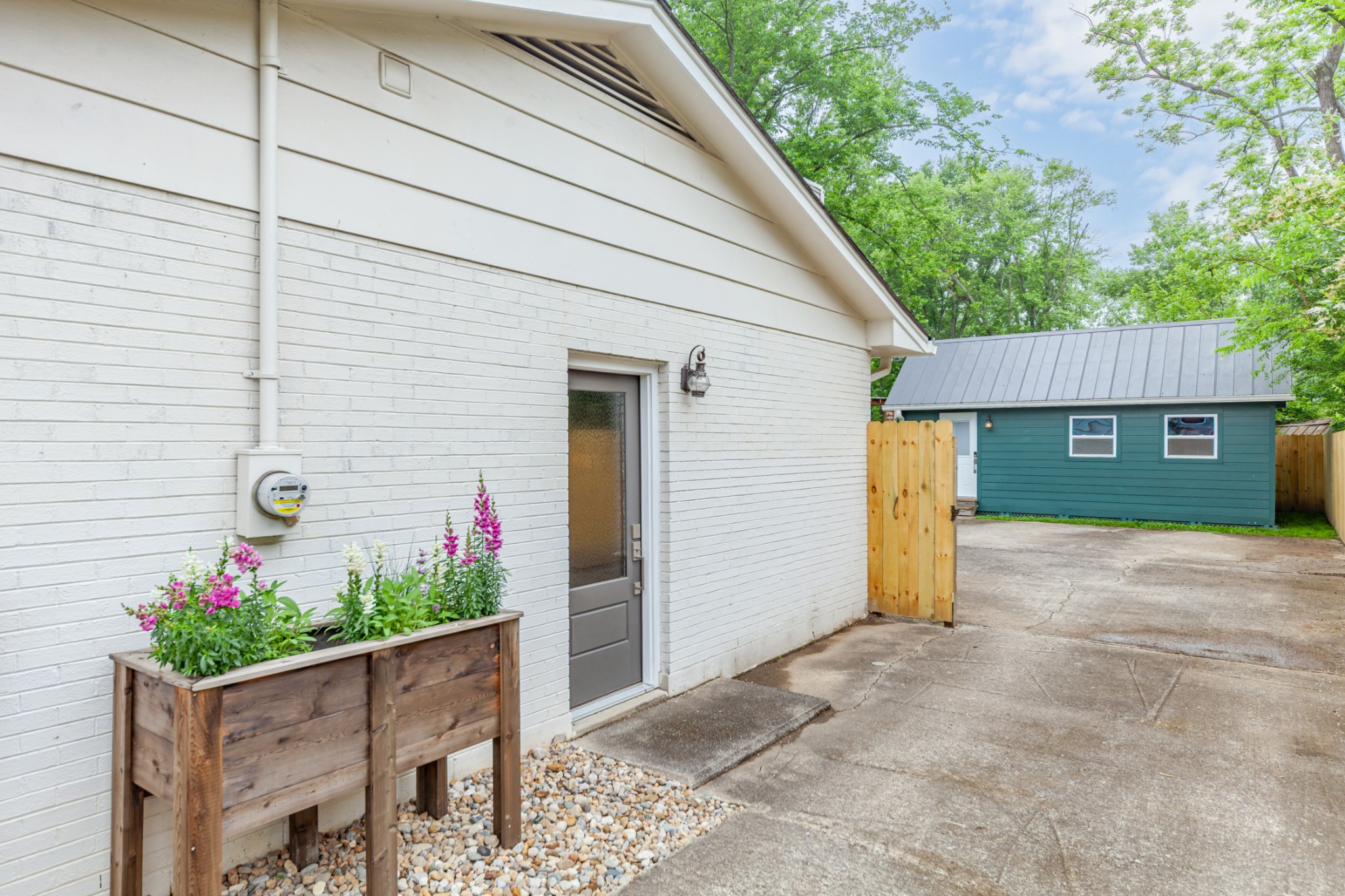 8005 Sawyer Brown Rd