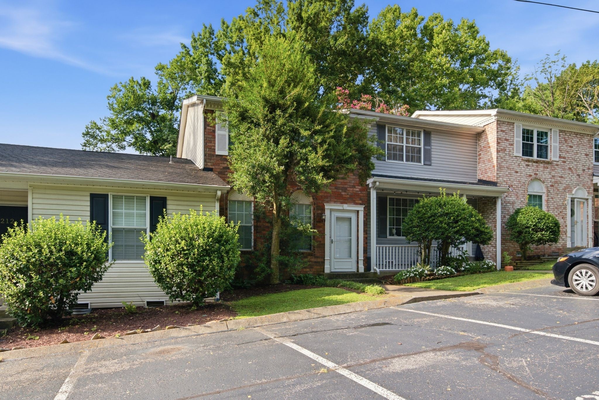 2-bed listing at 211 Oak Grove Dr, Nashville