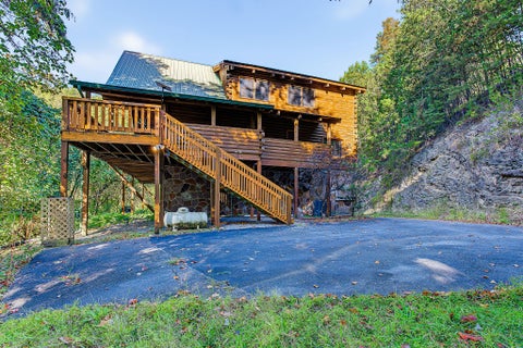 Photo of 817 Boone Acres Ln, Pigeon Forge, TN 37863 (MLS # 3626052)