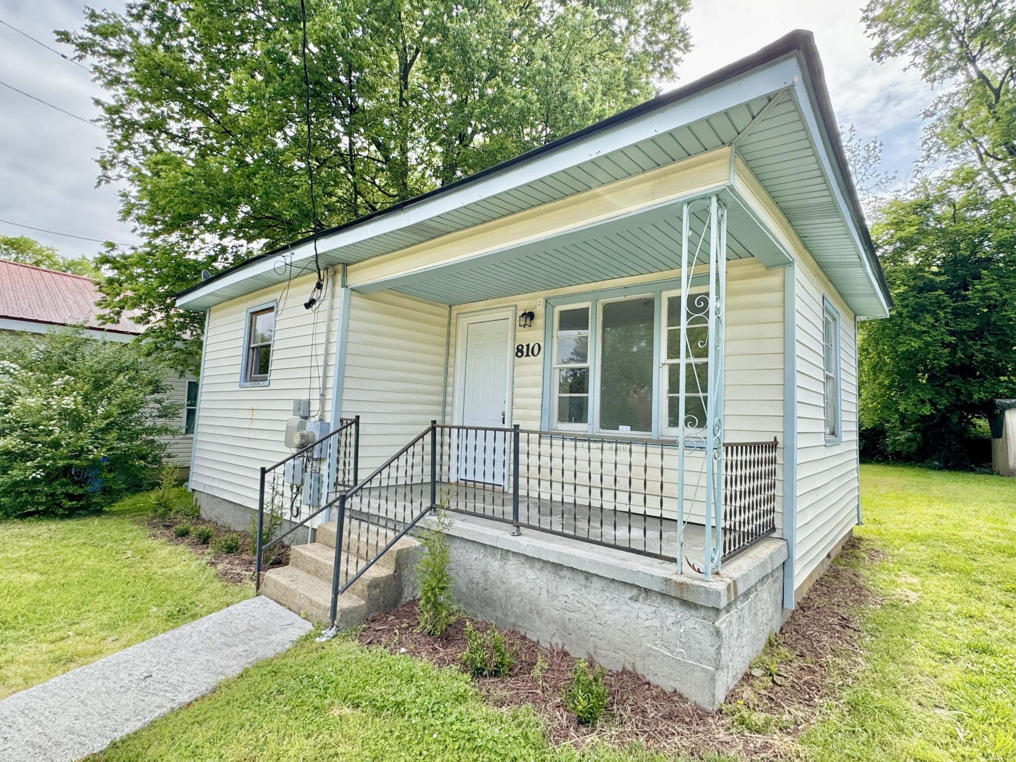 810 Roanoke Avenue