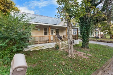 Photo of 403 Victoria St, Pulaski, TN 38478 (MLS # 3061851)