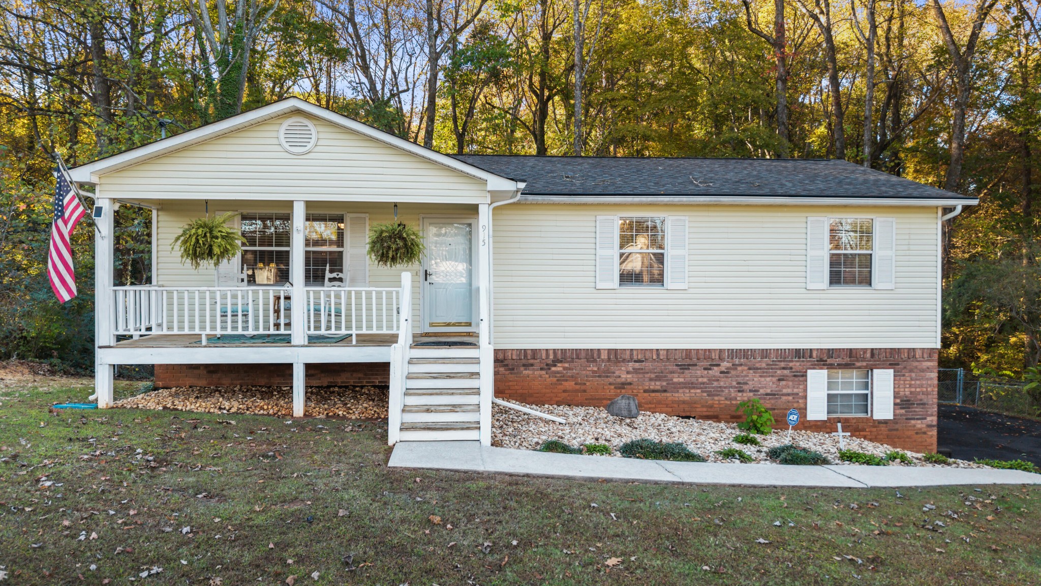 915 Whisperwood Trail NE