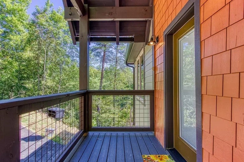 1504 Bear Valley Rd