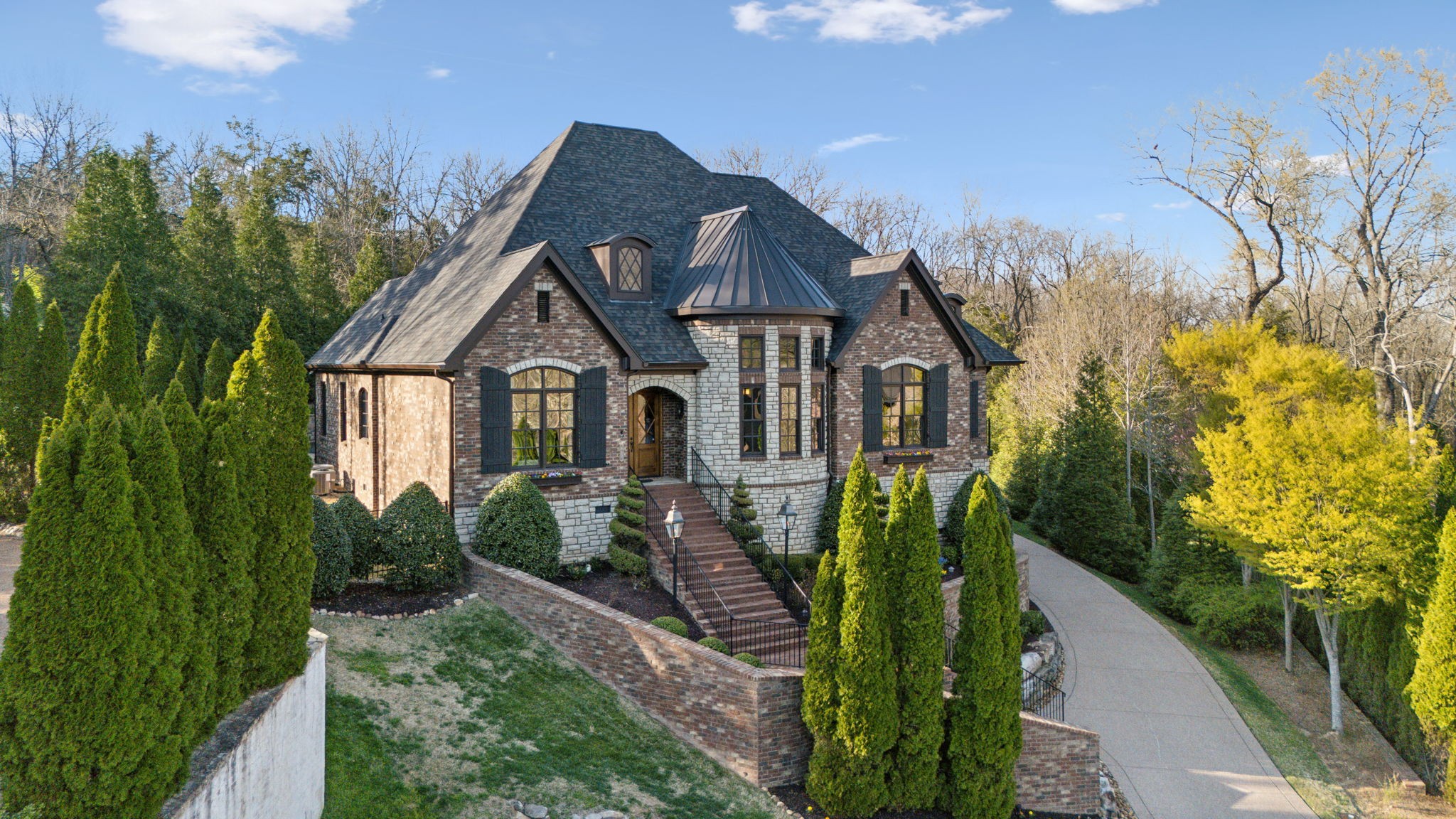 617 Prince Valiant Ct N