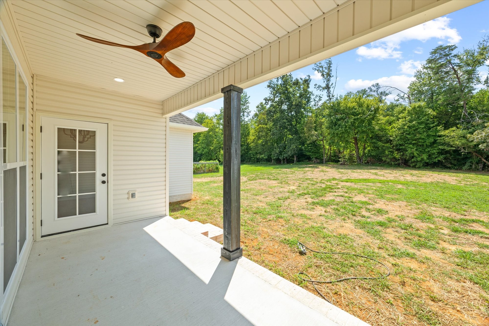 2562 Whispering Oaks Ln