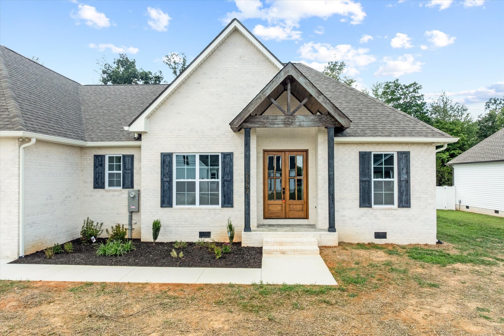 2562 Whispering Oaks Ln