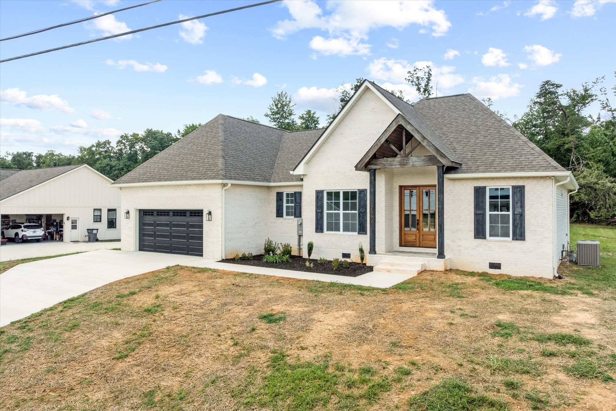 2562 Whispering Oaks Ln