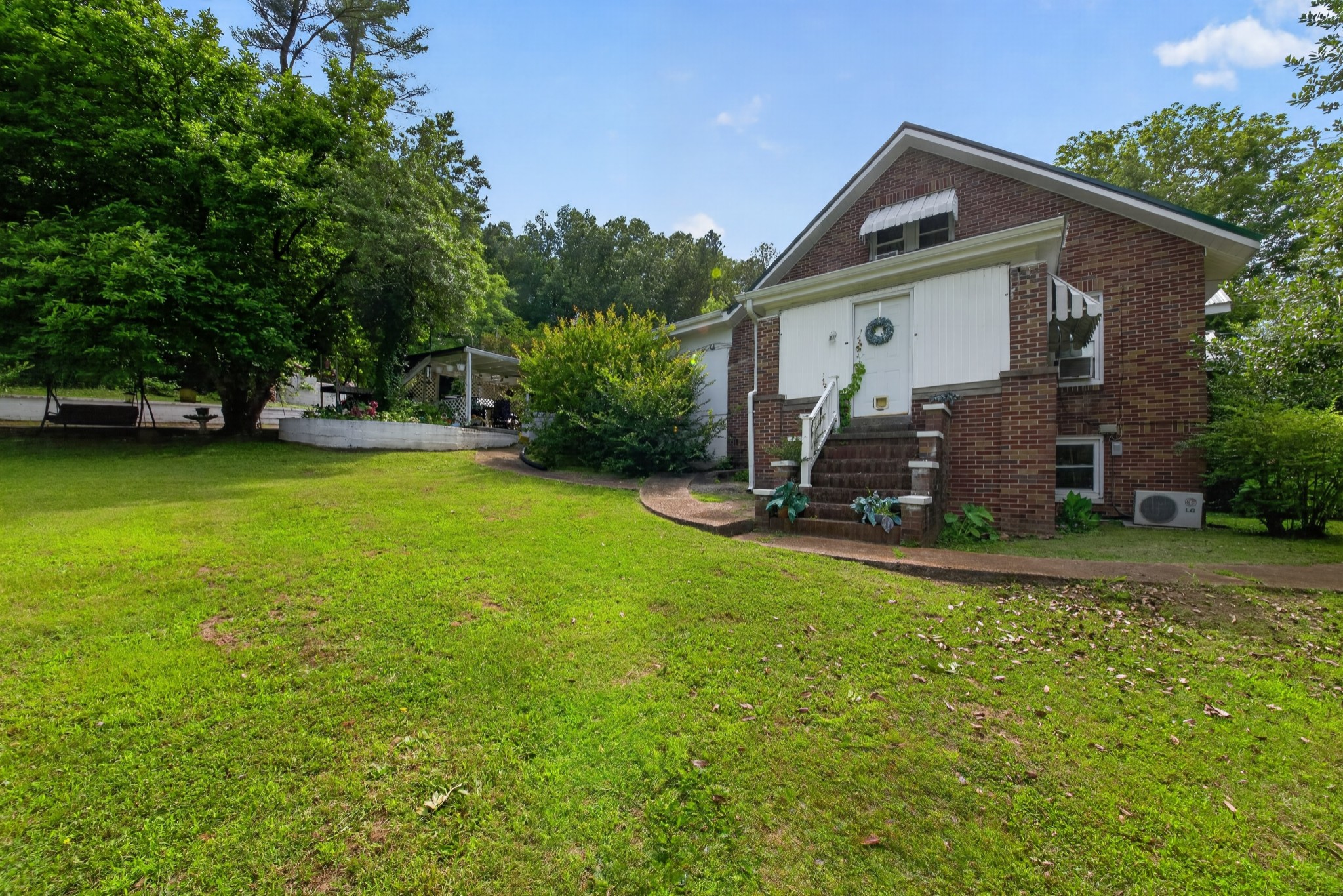 212 Main St E