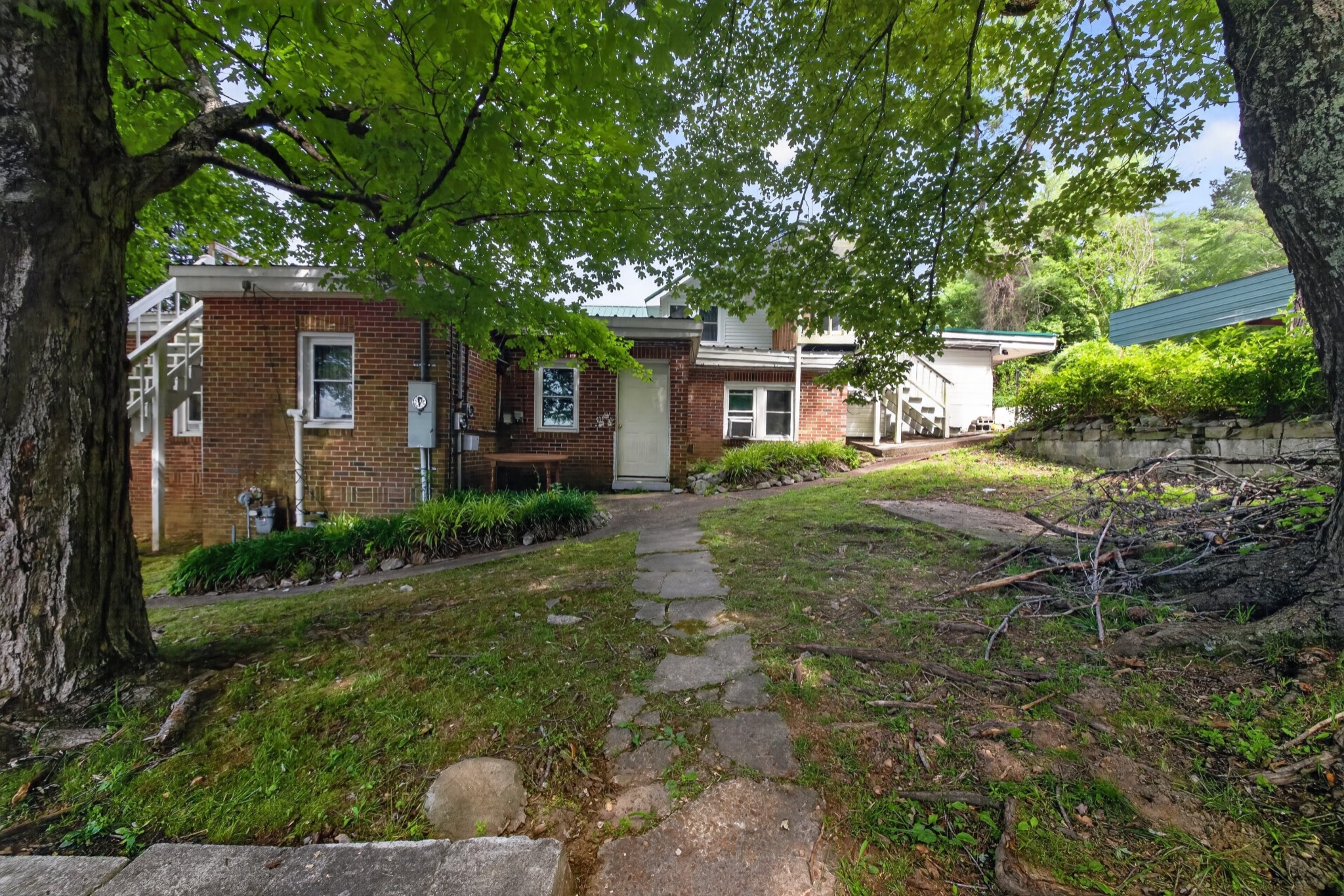 212 Main St E