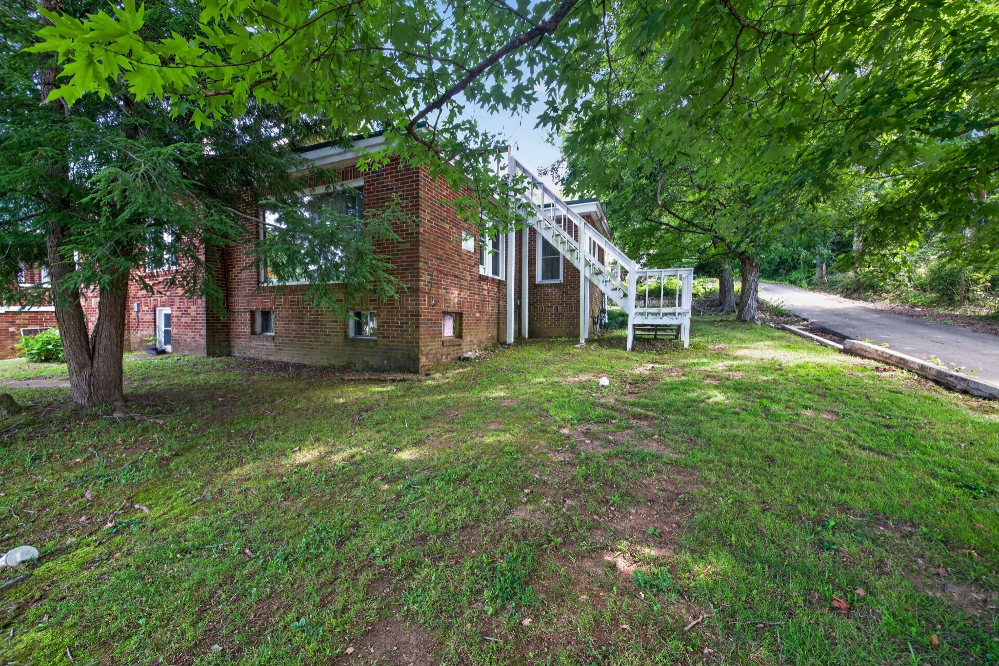 212 Main St E