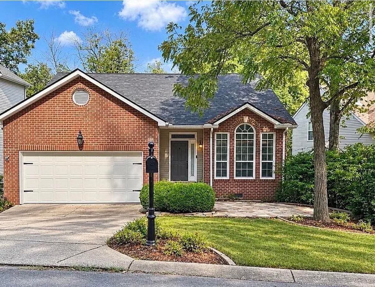 4-bed listing at 933 S Woodstone Ln, Nashville