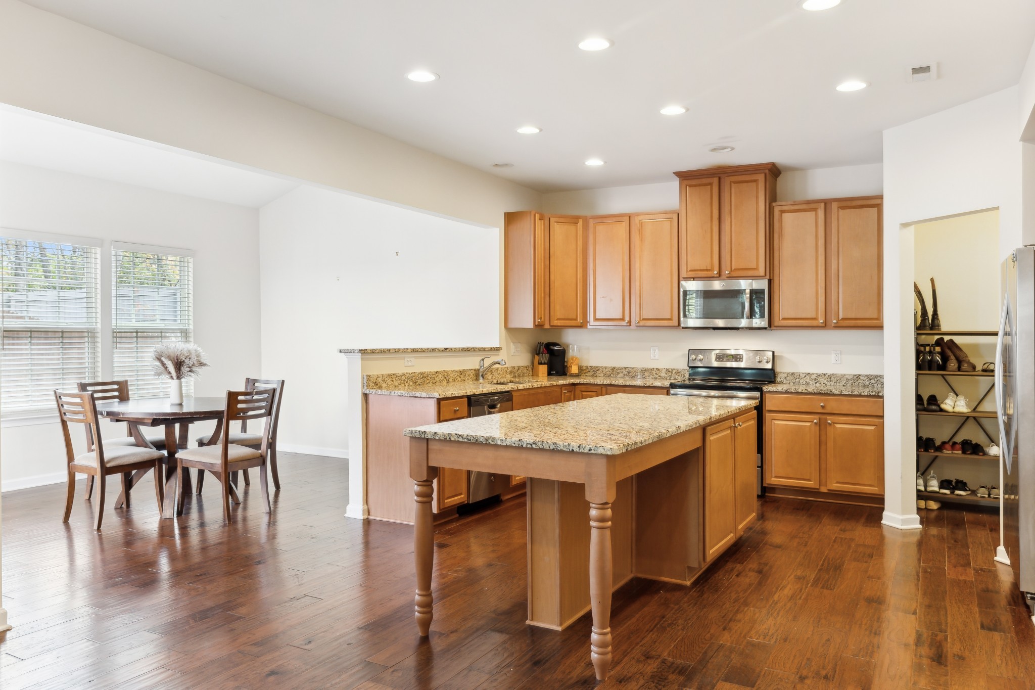 7936 Oakfield Grv