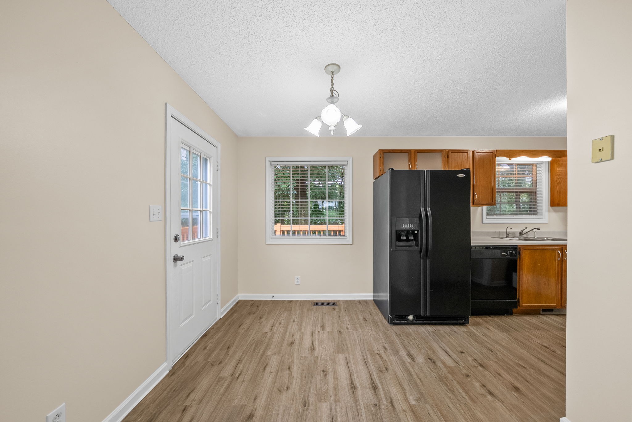 Clarksville, Tennessee 37040, United States, 3 Bedrooms Bedrooms, ,2 BathroomsBathrooms,Residential,Active,218815