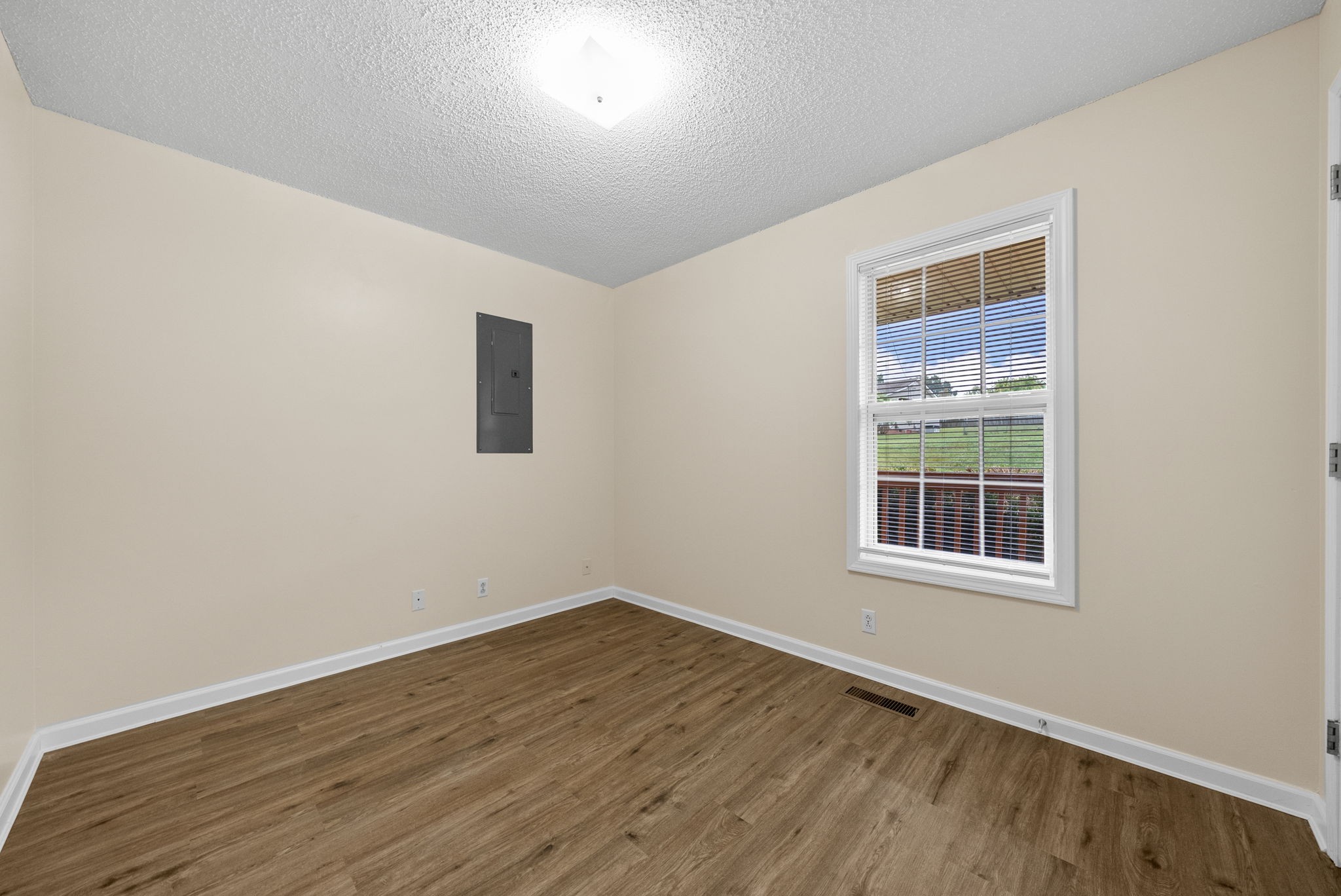 Clarksville, Tennessee 37040, United States, 3 Bedrooms Bedrooms, ,2 BathroomsBathrooms,Residential,Active,218815