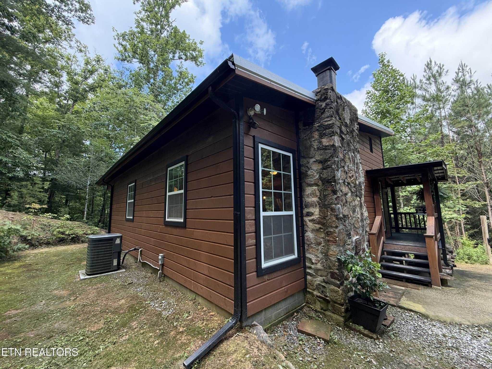 438 Country Square Rd