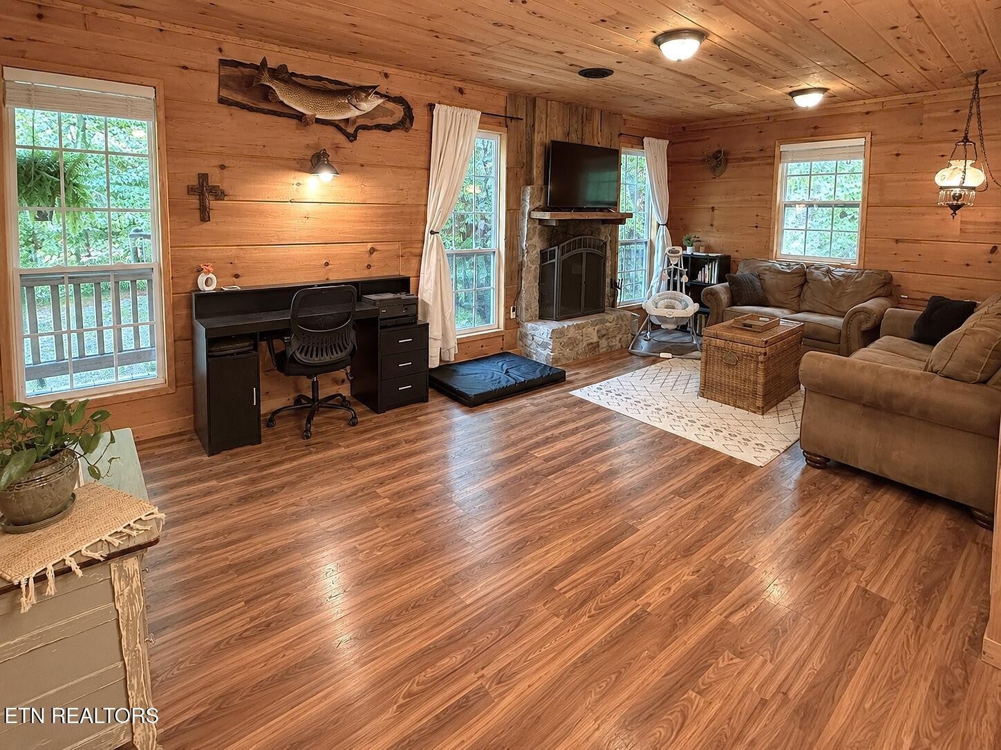 438 Country Square Rd