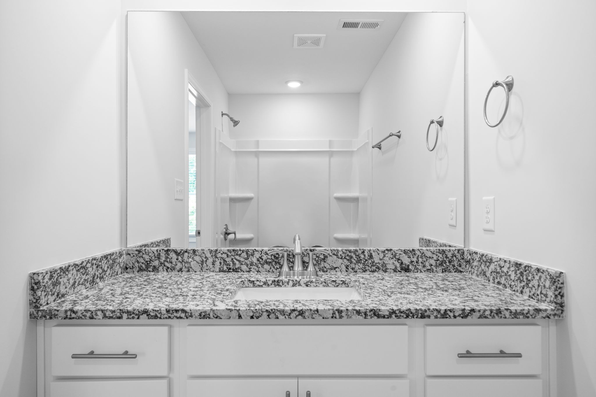 Clarksville, Tennessee 37043, United States, 2 Bedrooms Bedrooms, ,3 BathroomsBathrooms,Residential,Active,103433