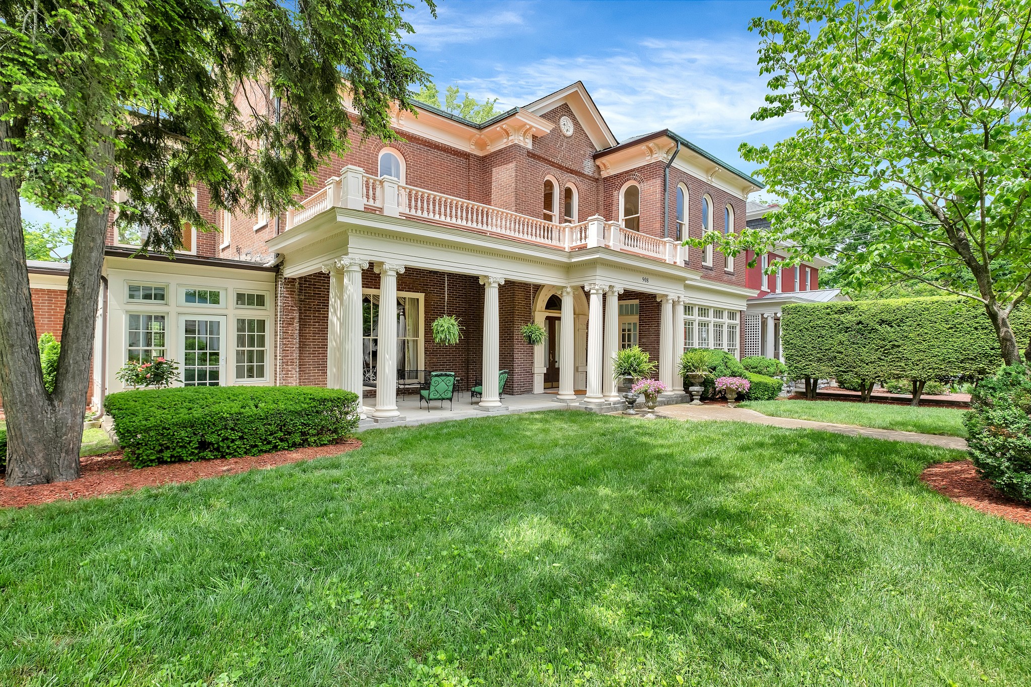 908 W Main St
