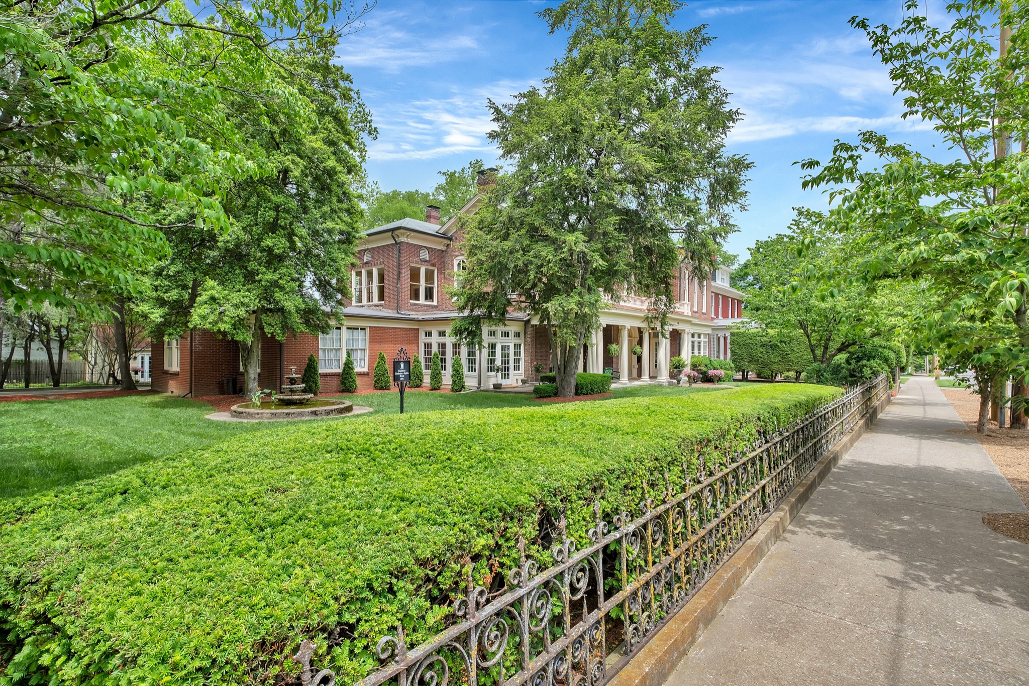 908 W Main St