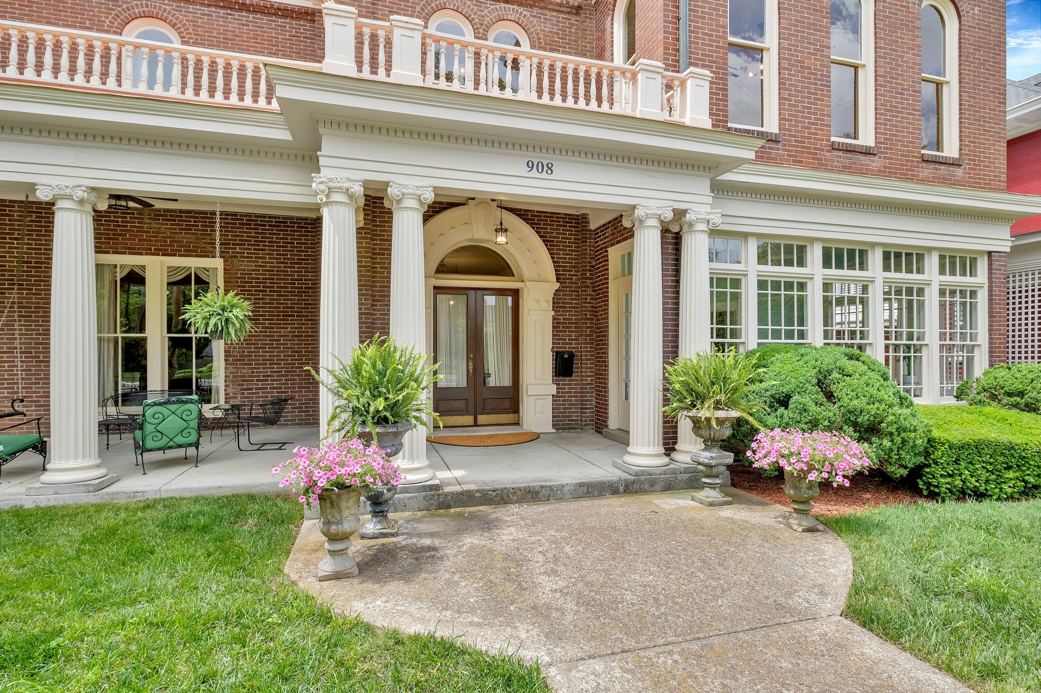 908 W Main St