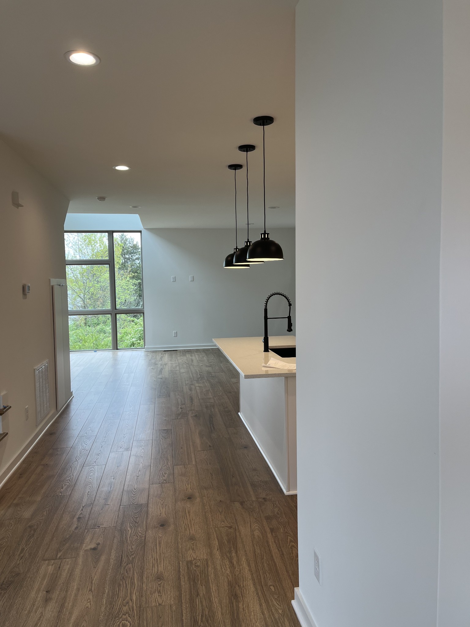 3043 Edwin Cir