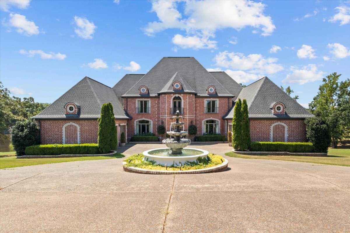 140 Lake Shore Lane