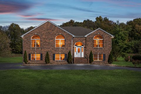 3679 Old Greenbrier Pike Springfield TN 37172