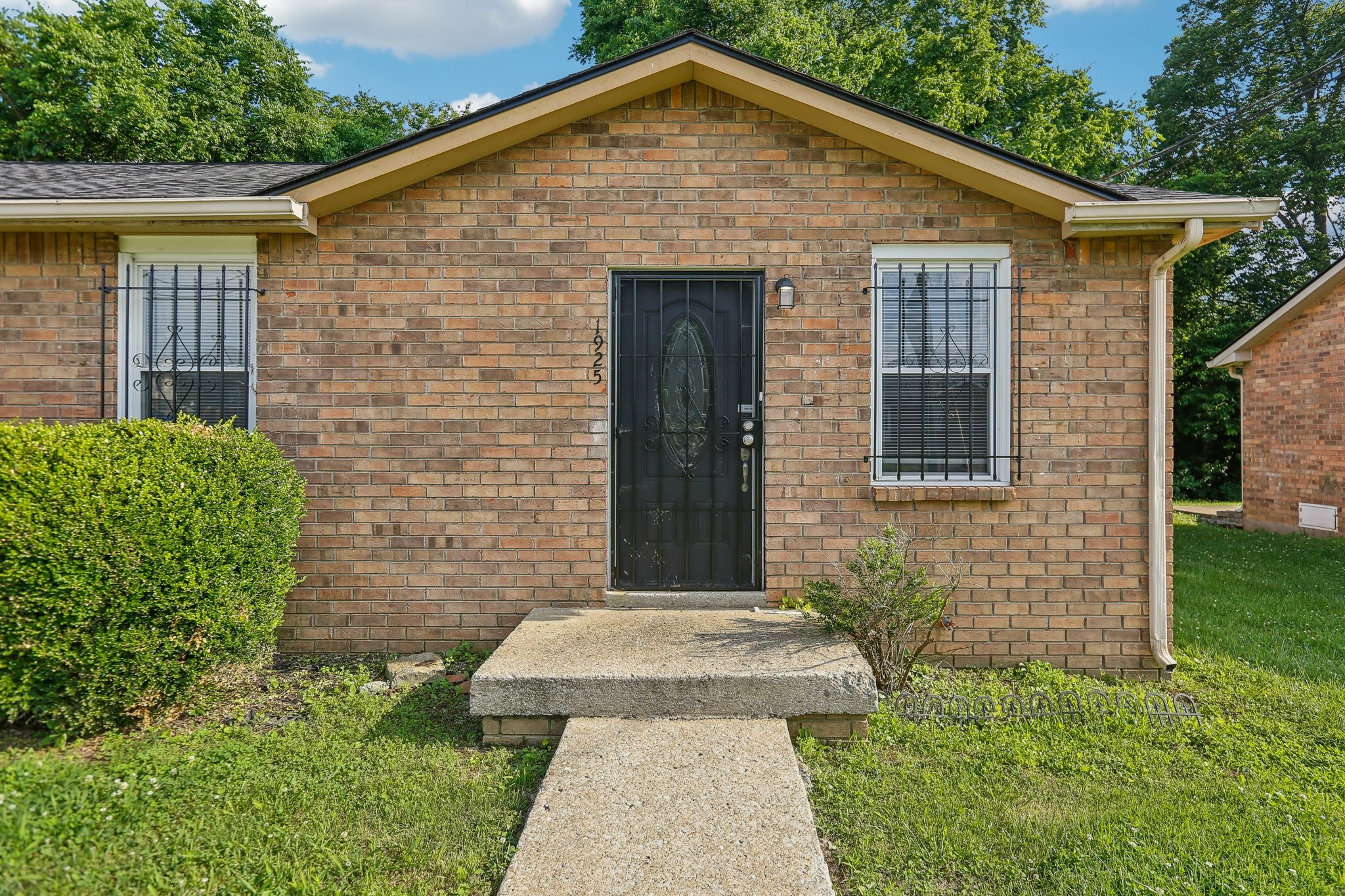1925 Westchester Dr