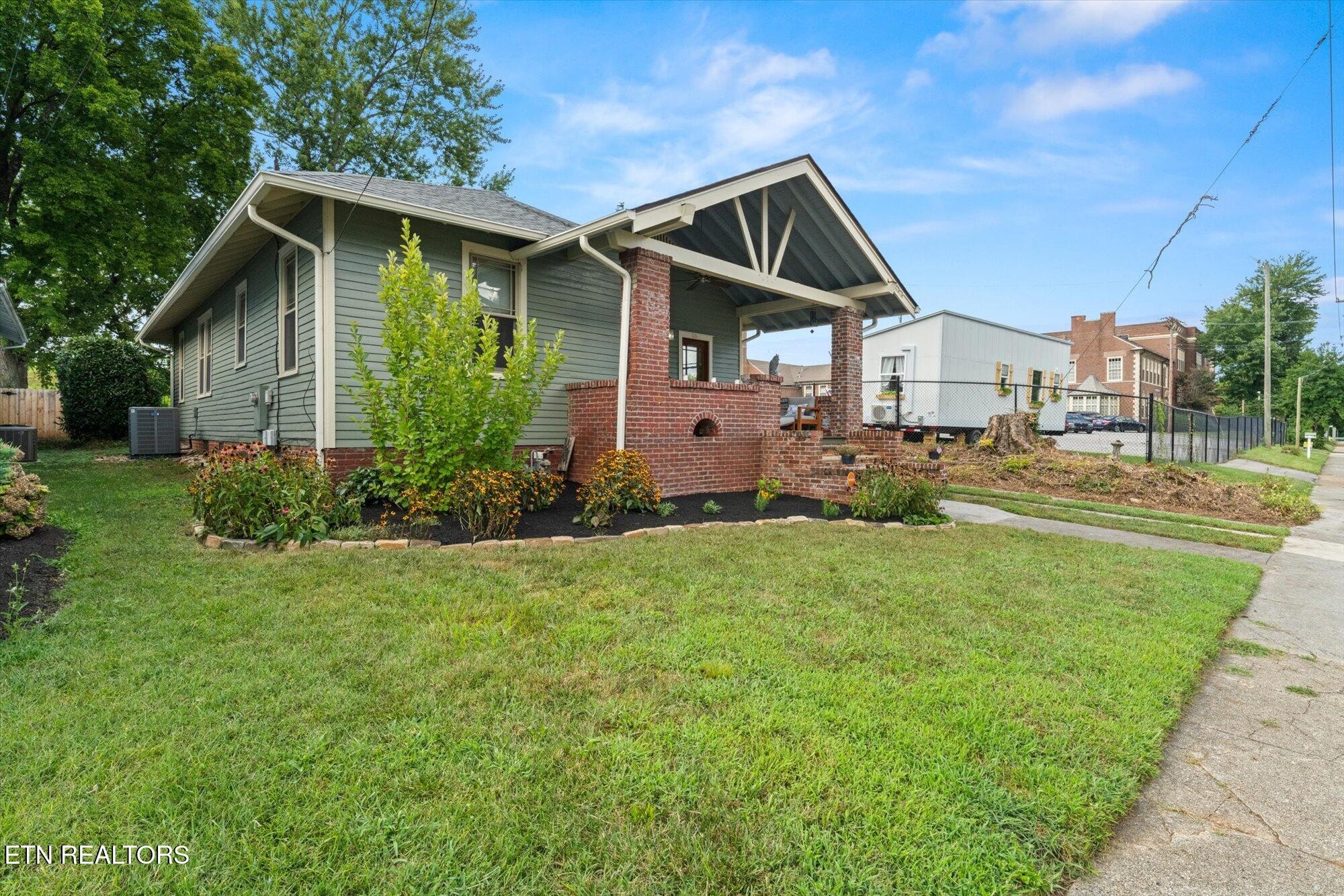 1231 Luttrell St