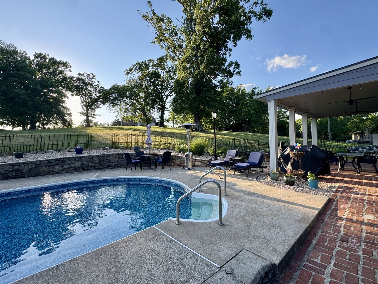 185 Clifftop Dr