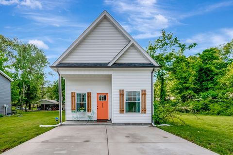 517 Main St Burns TN 37029