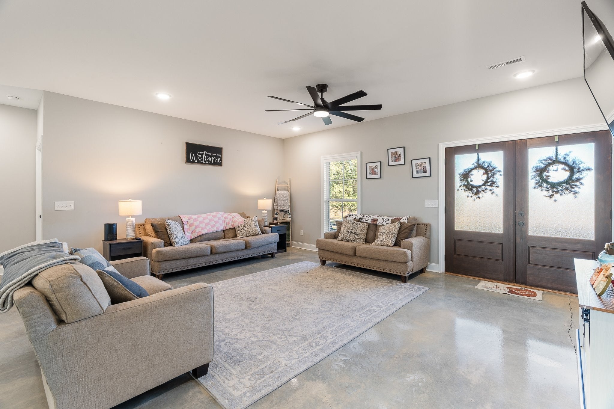 10 Farris Ln