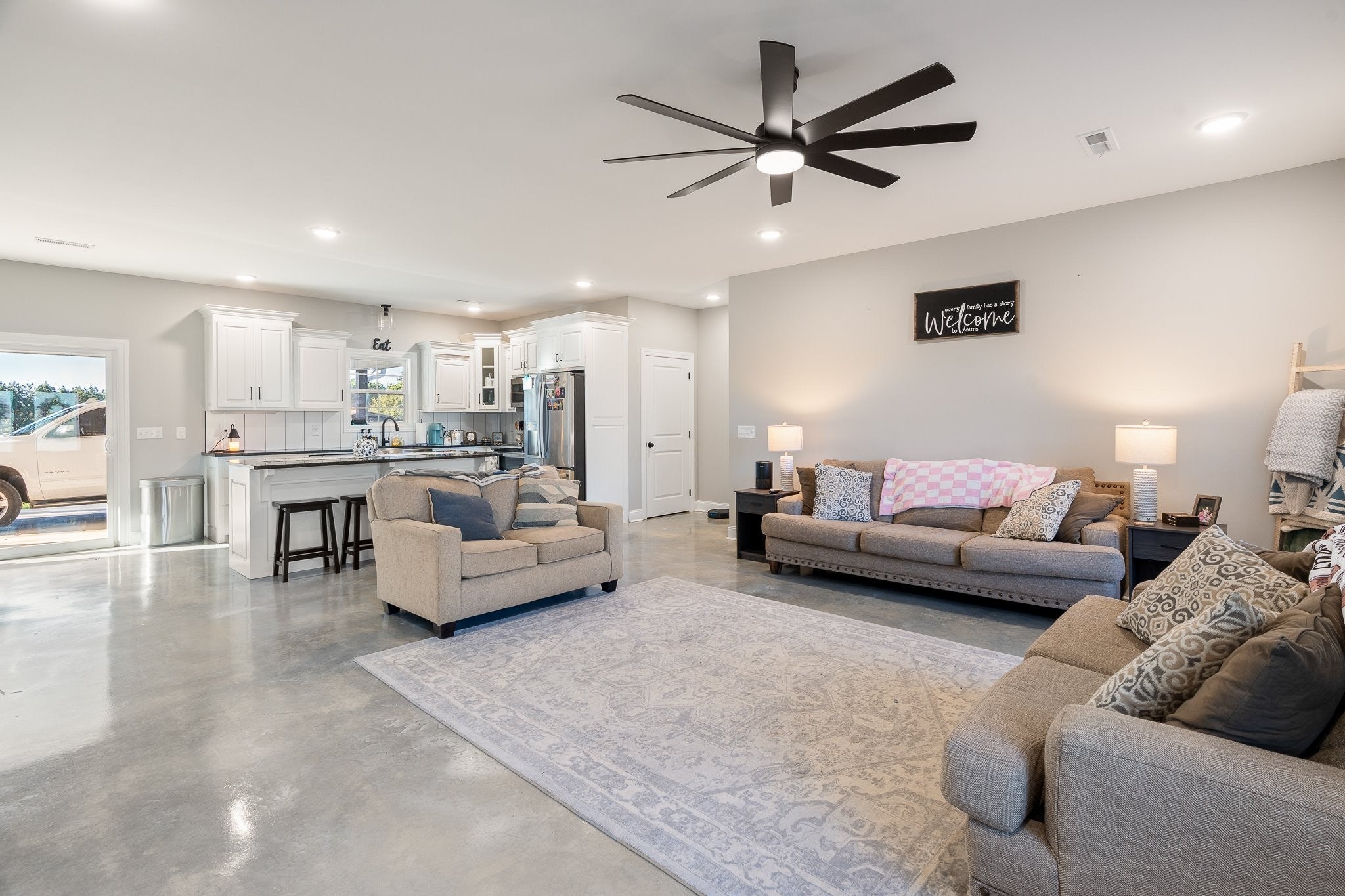 10 Farris Ln