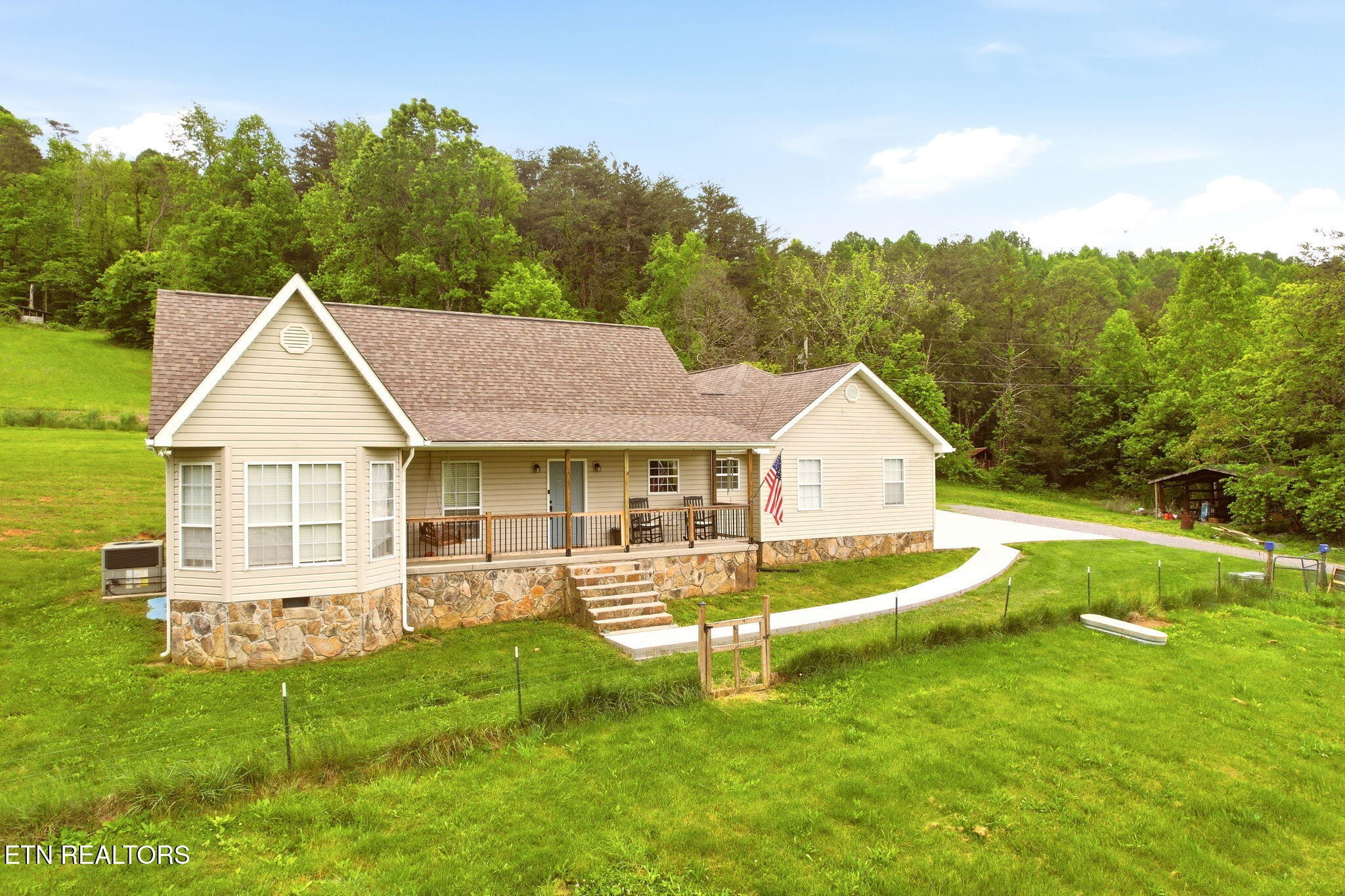 235 Raccoon Valley Rd