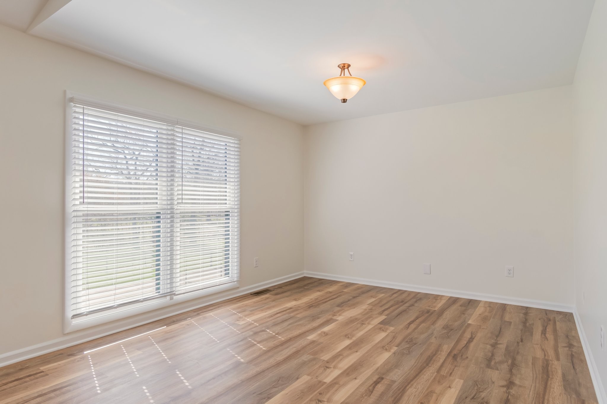 Columbia, Tennessee 38401, United States, 4 Bedrooms Bedrooms, ,3 BathroomsBathrooms,Residential,Active,93716