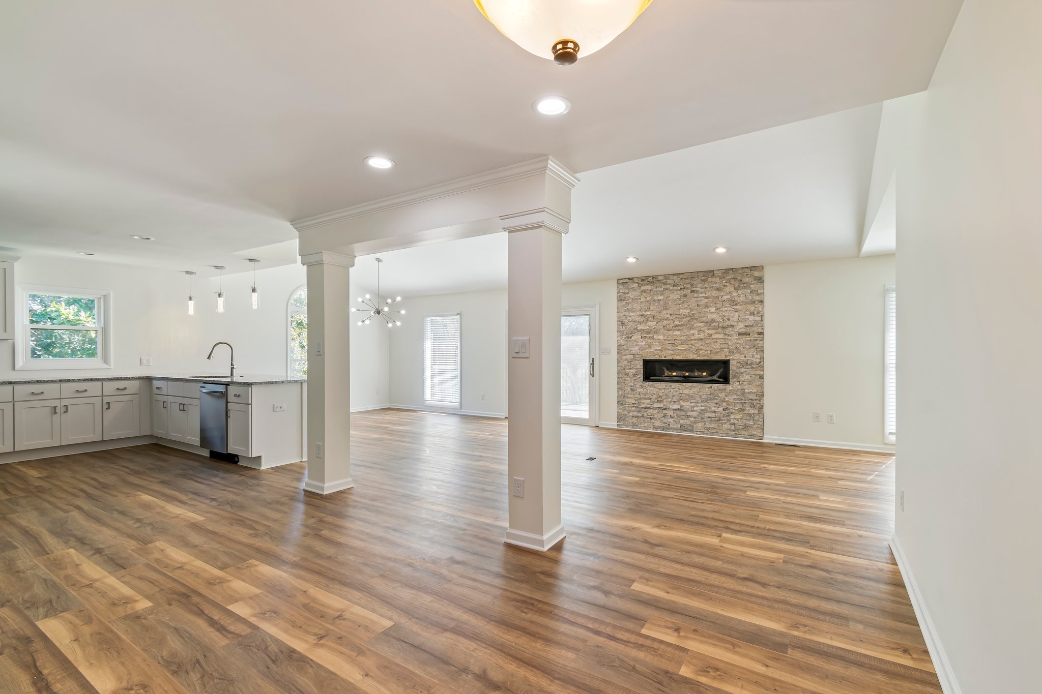 Columbia, Tennessee 38401, United States, 4 Bedrooms Bedrooms, ,3 BathroomsBathrooms,Residential,Active,93716