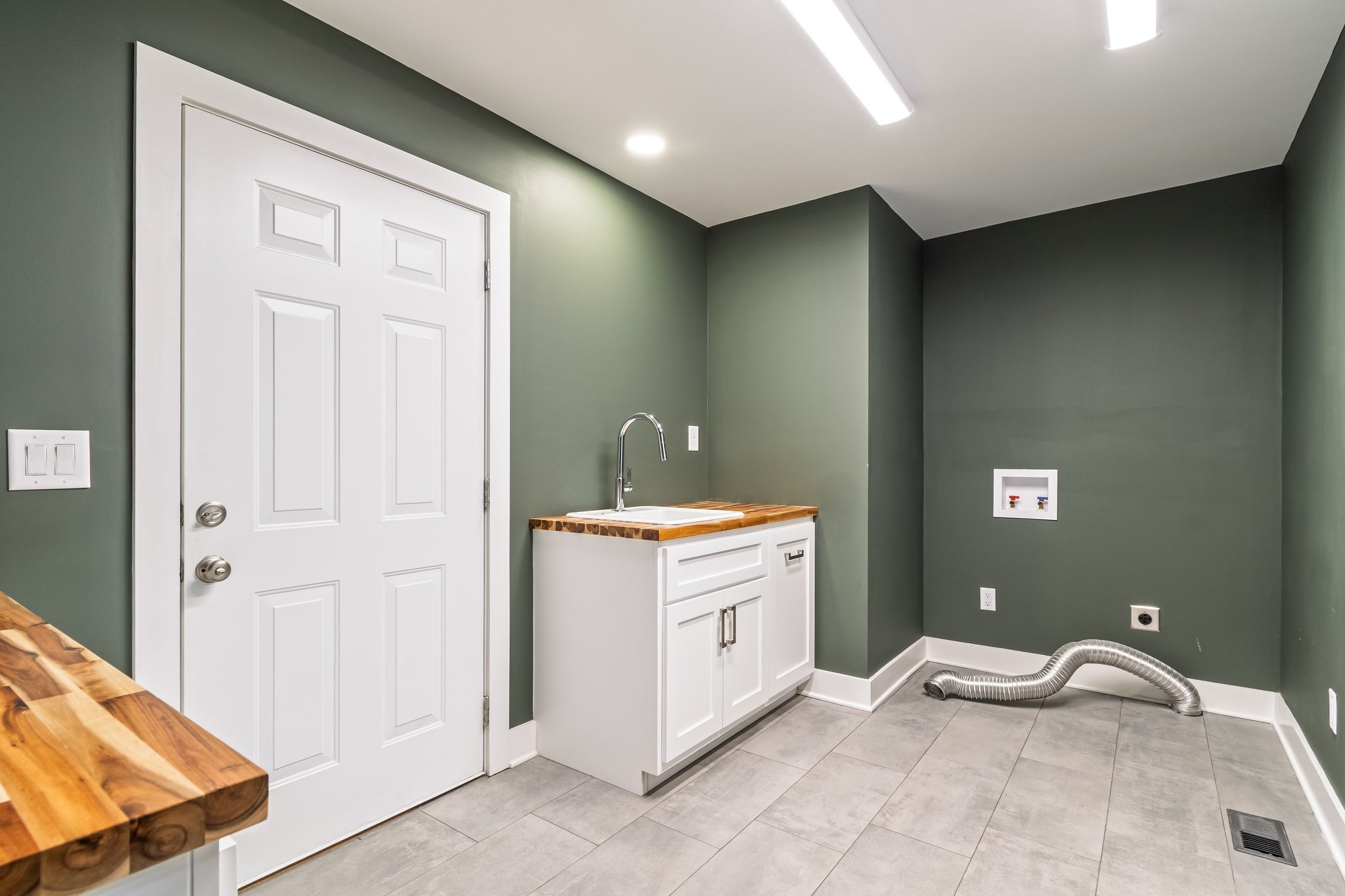 Columbia, Tennessee 38401, United States, 4 Bedrooms Bedrooms, ,3 BathroomsBathrooms,Residential,Active,93716