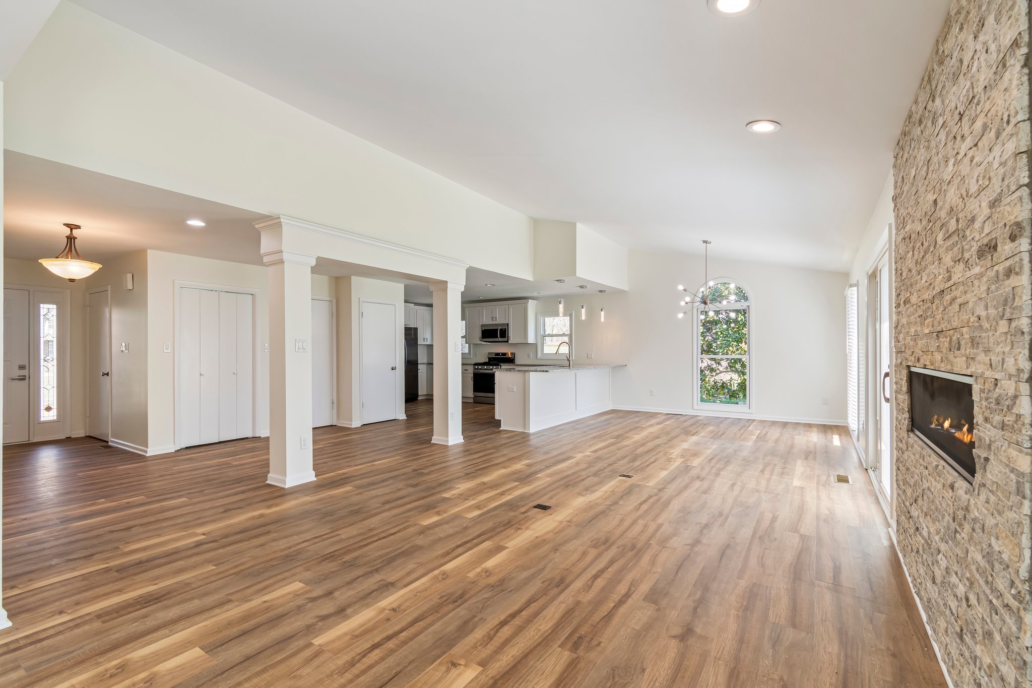 Columbia, Tennessee 38401, United States, 4 Bedrooms Bedrooms, ,3 BathroomsBathrooms,Residential,Active,93716