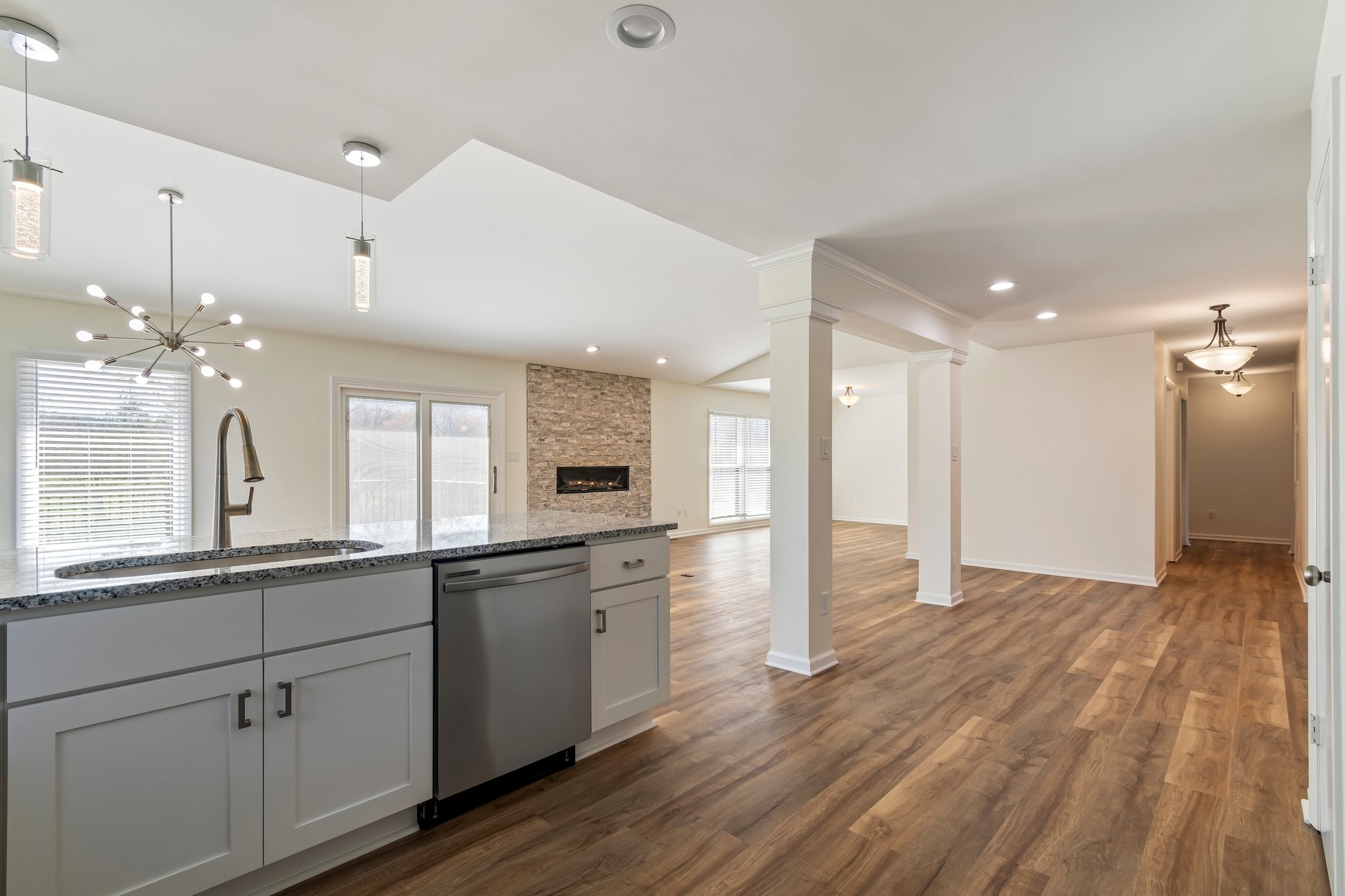 Columbia, Tennessee 38401, United States, 4 Bedrooms Bedrooms, ,3 BathroomsBathrooms,Residential,Active,93716