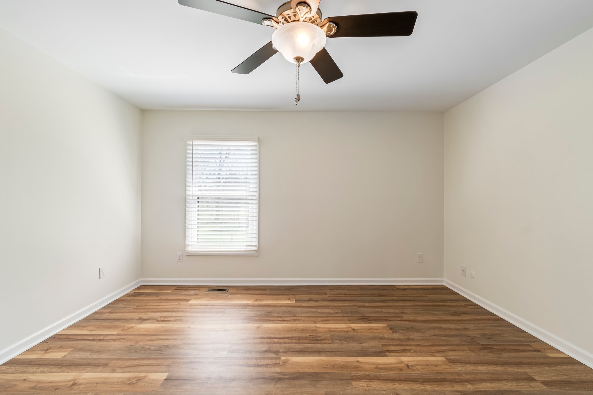 Columbia, Tennessee 38401, United States, 4 Bedrooms Bedrooms, ,3 BathroomsBathrooms,Residential,Active,93716